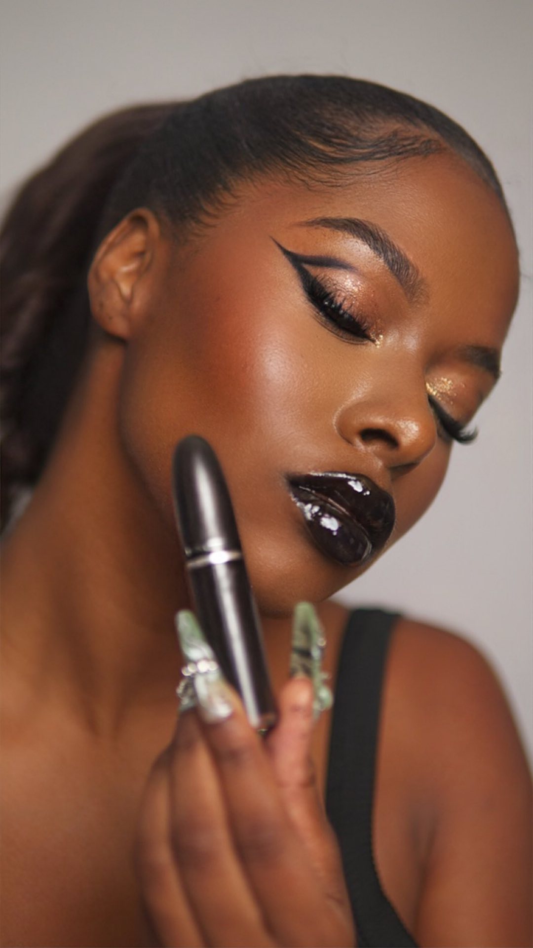 Let’s Stay Sinful This Christmas: Aesthetic Lipgloss Inspo for Your Dark Side